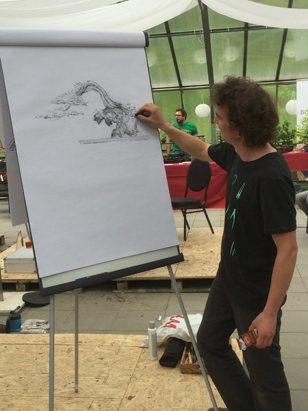 Jan zeichnet das Gestaltungsziel seiner Kiefer