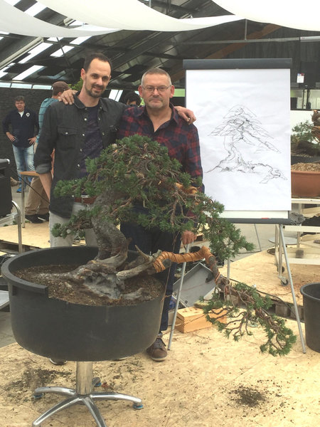 Serge und Stefan haben die Erstgestaltung der Hakenkiefer beendet. Ein wunderbares Ergebnis und beeindruckend nahe an der Skizze