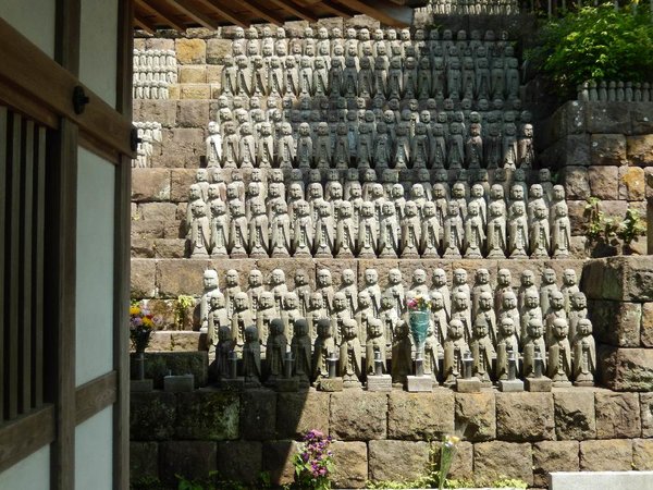 Statuen für die abgetriebenen Kinder