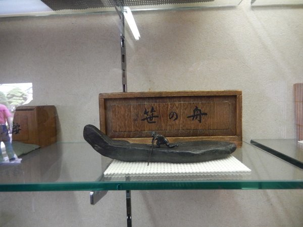 mein Liebling Suiseki in der Vitrine