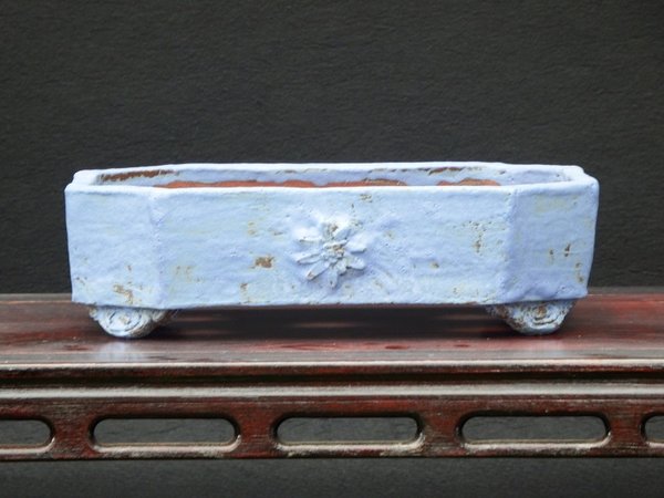 Eckig, mit blauer Glasur, die auf hellem Ton dunkelblau ist, auf rotem Ton aber blasig wird und hell 27 x 18 x 7,5