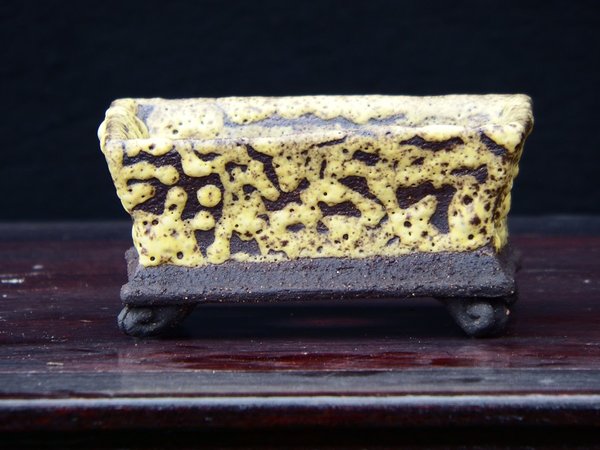 2017-47-Eckig-8,5x8,5x4.JPG. Diese gelbe Glasur ist auf weissem Ton glatt und matt