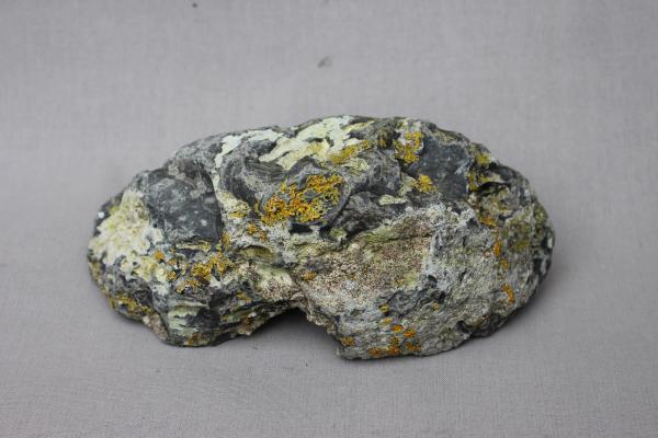 Inselstein mit Grotte