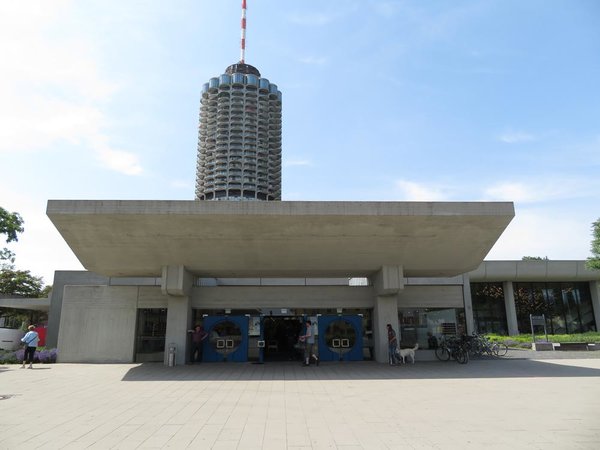 Die Kongresshalle mit dem Hotelturm dahinter