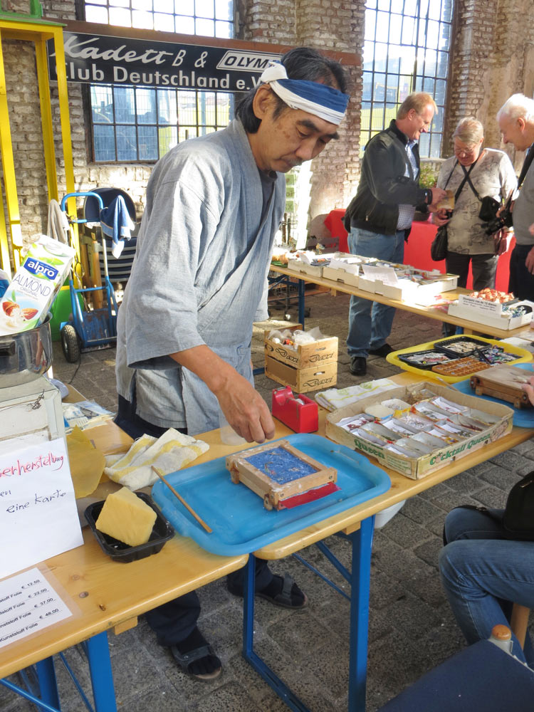 Der Künstler bei der Arbeit. Da wird spezielles Büttenpapier hergestellt.