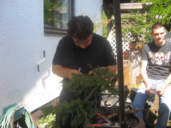 David bei der Arbeit und Andi (keine Ahnung was der da grade macht)