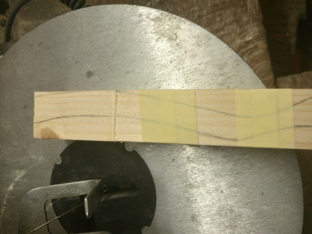 das Klebeband ist wichtig, sonst fliegt Euch alles um die Ohren