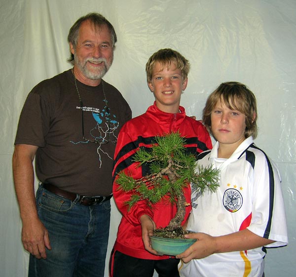 Jim, Robert´s jüngster Sohn Maxi mit einem Schulfreund &amp; ihre erste selbstgestaltete Kiefer