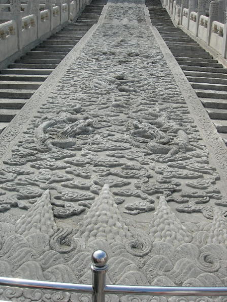 Die Platte in der Mitte ist 16 Meter lang und aus einem Teil geschlagen