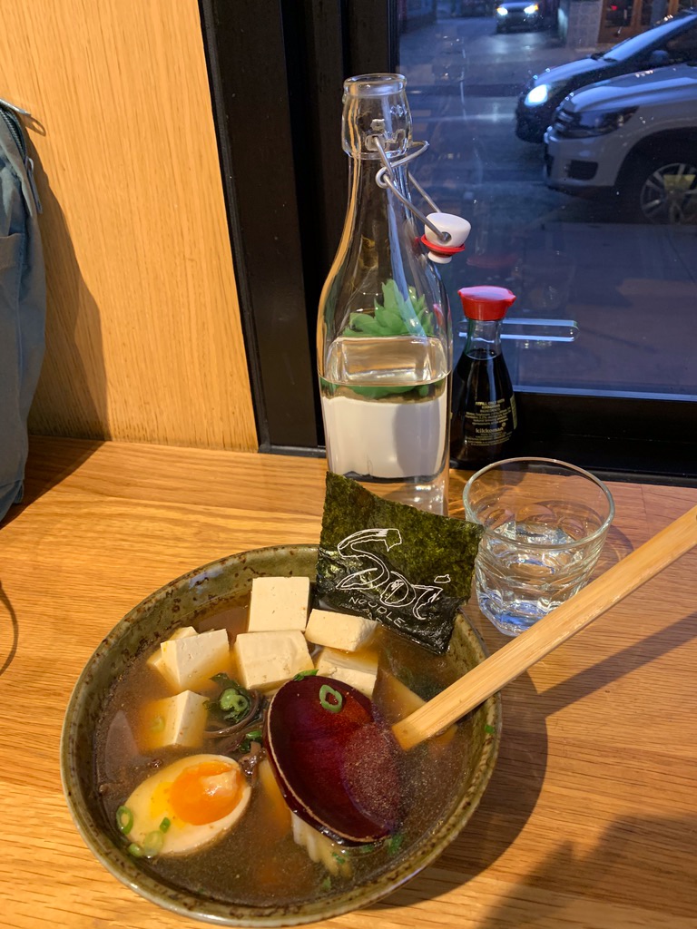 In einem anderen Ramen-Lokal in Canberra hatte ich eine Nudelsuppe mit Tofu, war auch nicht schlecht, aber nicht so gut wie bei dem kleinen japanischen Restaurant. Gut in Canberra war, dass man überall kostenlos gutes Leitungswasser in großen Flaschen oder Karaffen bekam