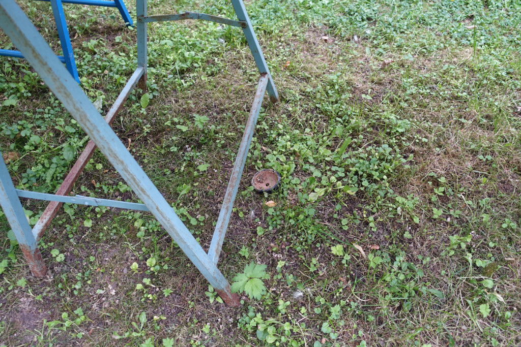das Schälchen habe ich unter dem Tisch wieder gefunden, der Inhalt ist in alle Winde verstreut...