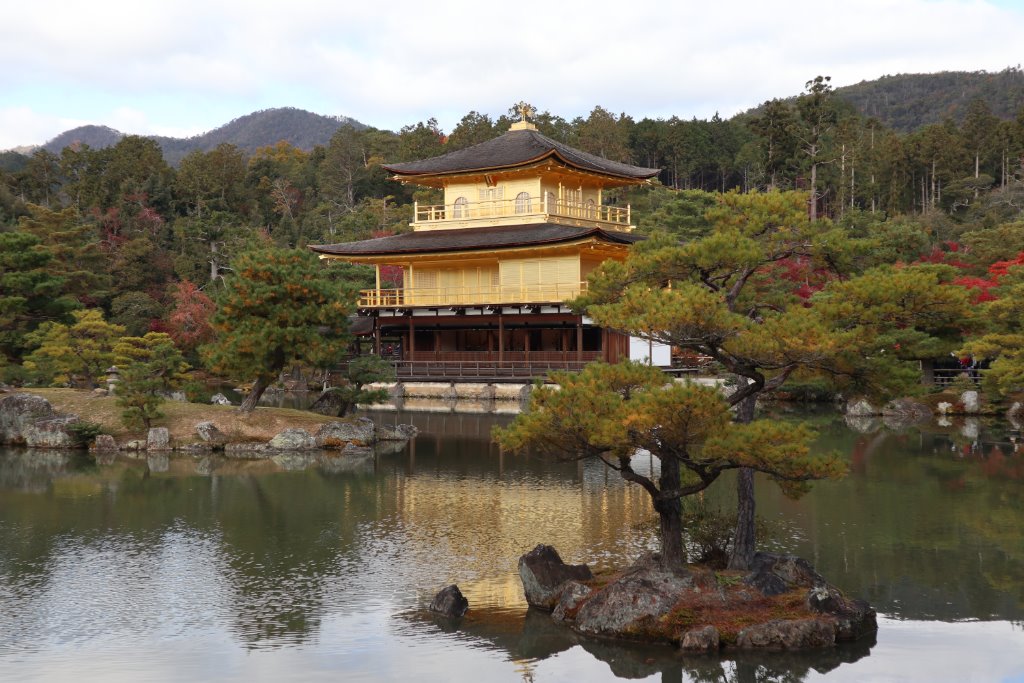 Goldener Pavillon mit kleiner Insel davor
