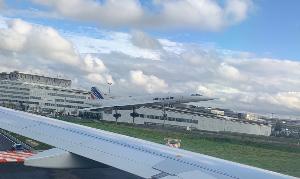 In Paris Charles de Gaulle steht noch eine Concorde als Denkmal