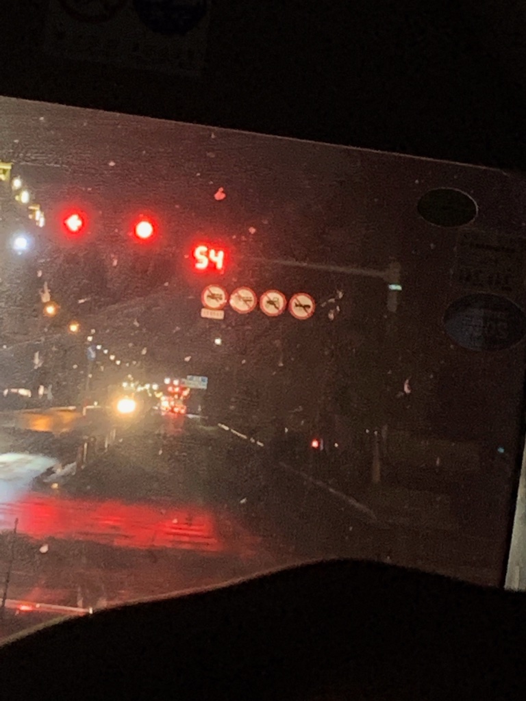 Countdown an der roten Ampel. Die Busfenster waren leider immer dreckig