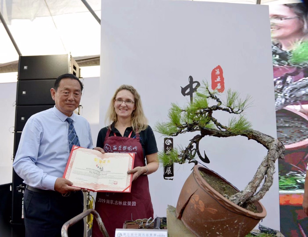 Zheng Zhilin, der Forumspräsident und Inhaber des Gulin Penjing Gartens, überreichte mir die Urkunde