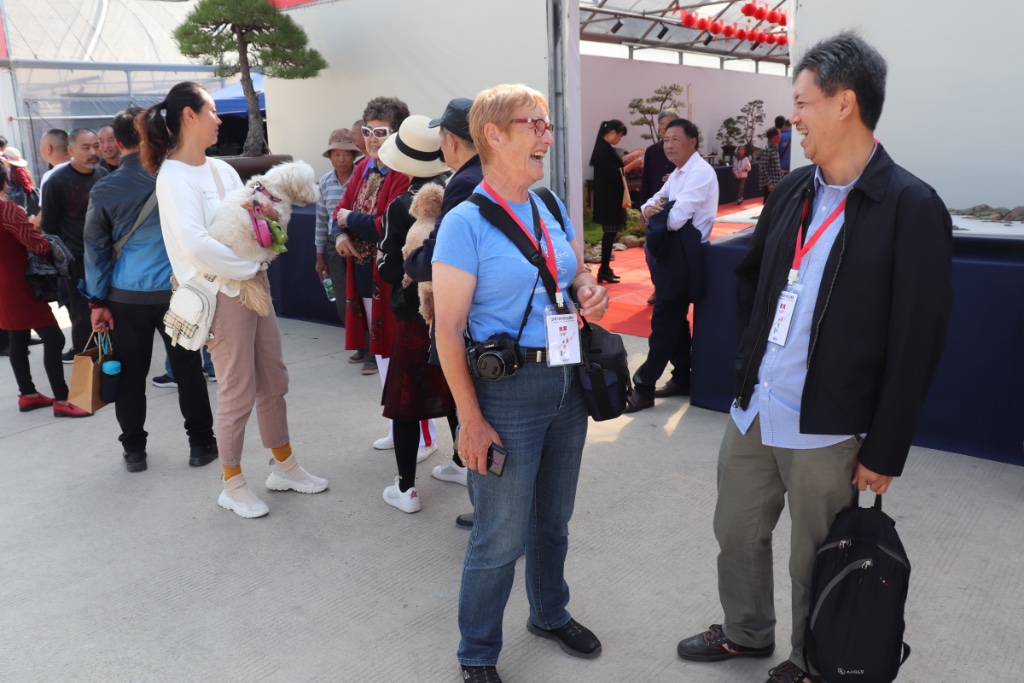 Helen und Chuah hatten schon Spaß, während wir noch auf unsere Mitreisenden und die Abholung warteten. Man beachte die chinesischen Frauen mit ihren Hündchen im Hintergrund!