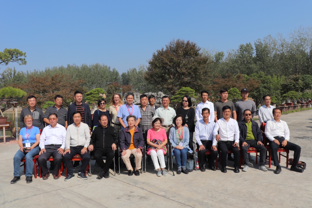 Gruppenfoto beim Besuch in Yu Changlongs (2. von links oben) Penjing-Garten