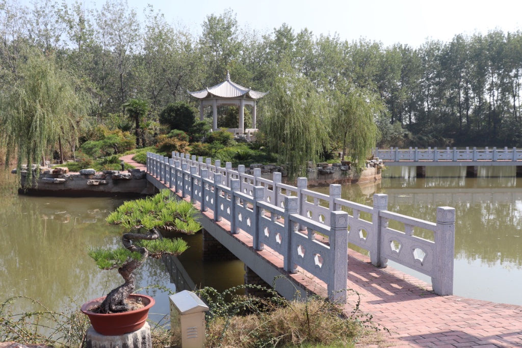 Malerisch mit der Insel und dem Pavillon