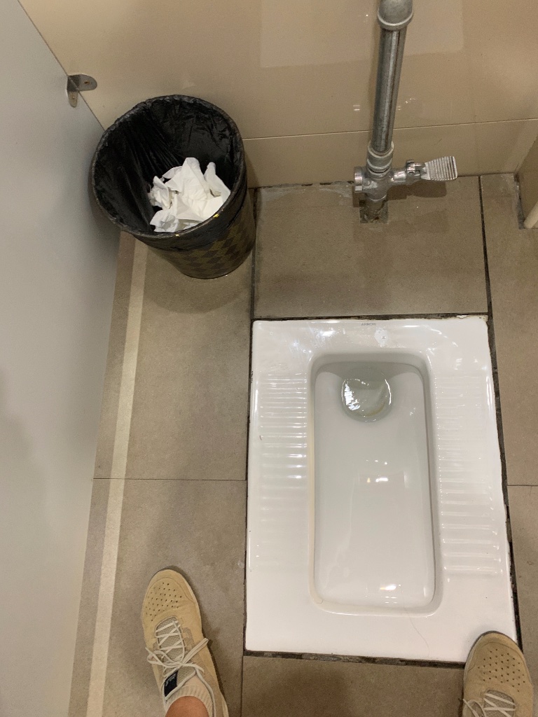 "Squatty toilet" ist in China die Norm und viel belieber als "potty toilet". In diesem guten Restaurant war zum Glück alles pieksauber, wie es sonst oft aussieht, habe ich lieber nicht fotografiert. Oft hat es alle Überwindung gekostet