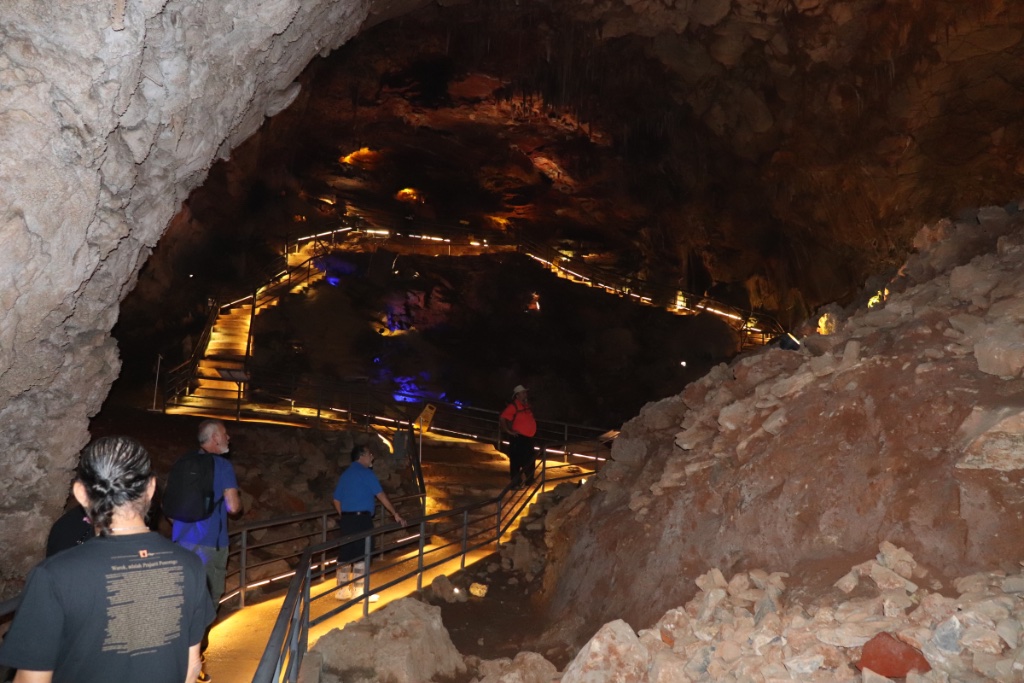 Die Bonsaileute kraxeln in der Höhle bergan