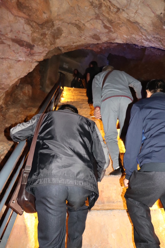 Hier waren die Stufen kniehoch, kurz vor dem Ausstieg oben am Berg