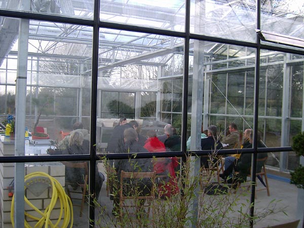 Das neugebaute Glashaus mit beheizten Anzuchtbeeten fuer Veredelungen und Extraplatz fuer Workshops. Gerade findet eine Demo statt.