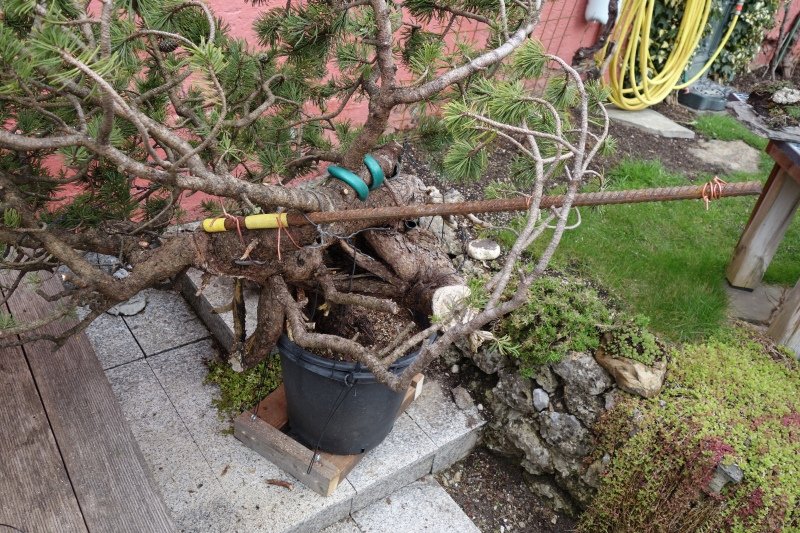 Eine Eisenstange als Hebel fixiert.