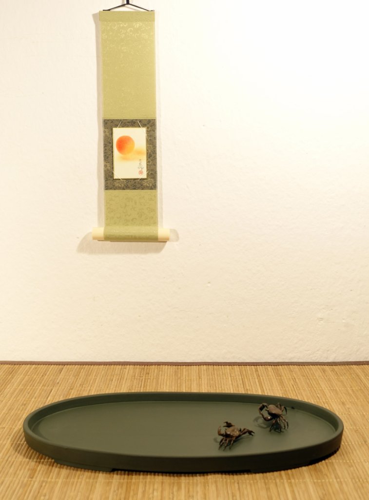 ein schöner grünlicher Suiban aus Japan mit Bronze-Krabben aus China<br />Karuta-Bild von Doris Maeter