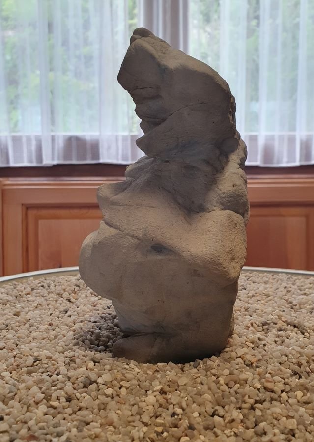 Vorschlag Hippo. Mit dem anderen Licht/Schattenwurf sieht der Stein ganz anders aus als im ersten Foto. Das 1. Foto habe ich auf dem Glaskeramikherd gemacht mit einem Blatt Papier als Hintergrund. Die Keramikschale mit Quarzkies möchte ich da lieber nicht draufstellen. Sonst sind Kratzer vorprogrammiert....