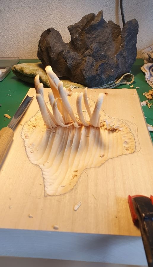 Innerhalb der Umrisslinie wird mit einem Stemmeisen das Holz ausgehöhlt.