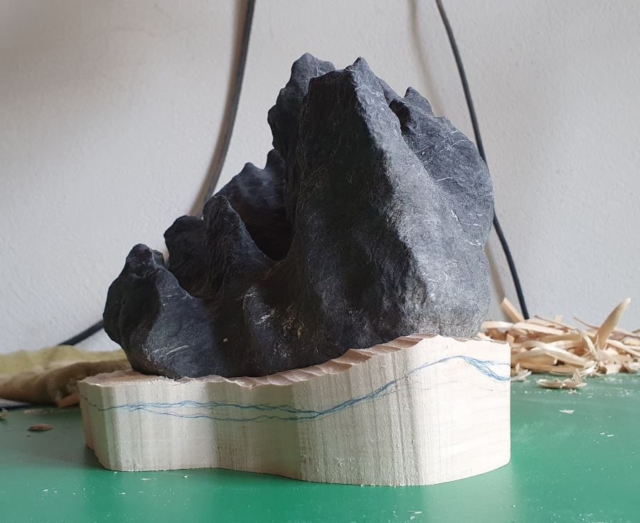 Mit dem Stemmeisen werden die Wände vorsichtig und in Wuchsrichtung abgetragen. Man muss aufpassen, dass nichts ausbricht. Ich lasse genügend Sicherheitsabstand, welche ich dann noch mit dem Raspelfräser/Dremel wegmache.