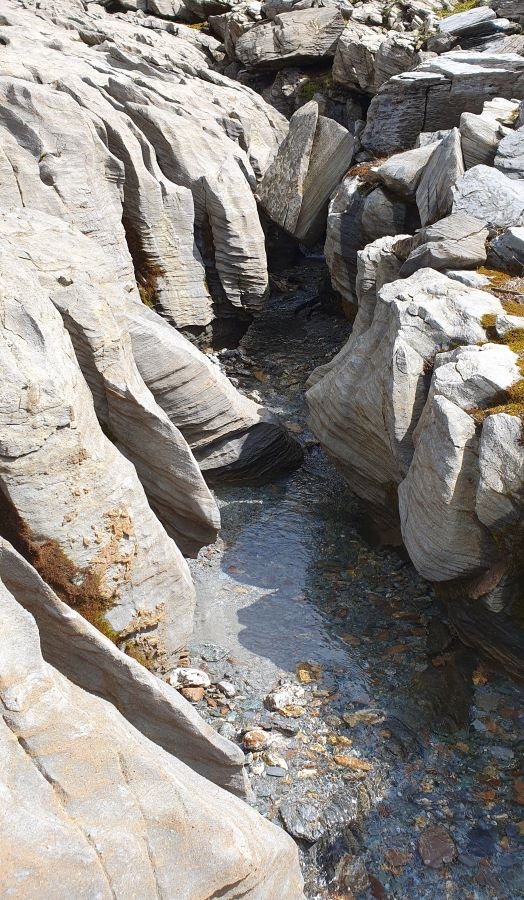 Die kleinen Bäche haben Canyons in den Kalkstein eingegraben. Die Bäche führen meist nur während der Schneeschmelze Wasser.