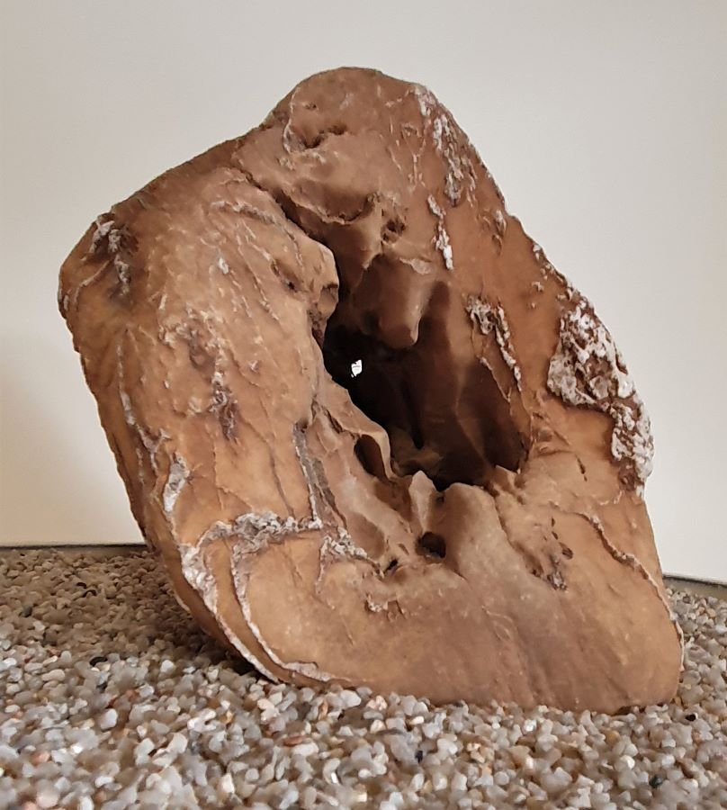 Ein ziemlich klobiger Stein mit einem interessanten Tunnel. Masse etwa 15 x 17 cm.