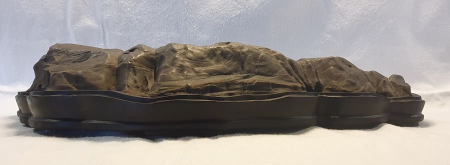 Gerade von vorn ist das Daiza ziemlich dominant. Es ist 3 cm hoch und der Berg ragt nur 5 cm darüber hinaus.