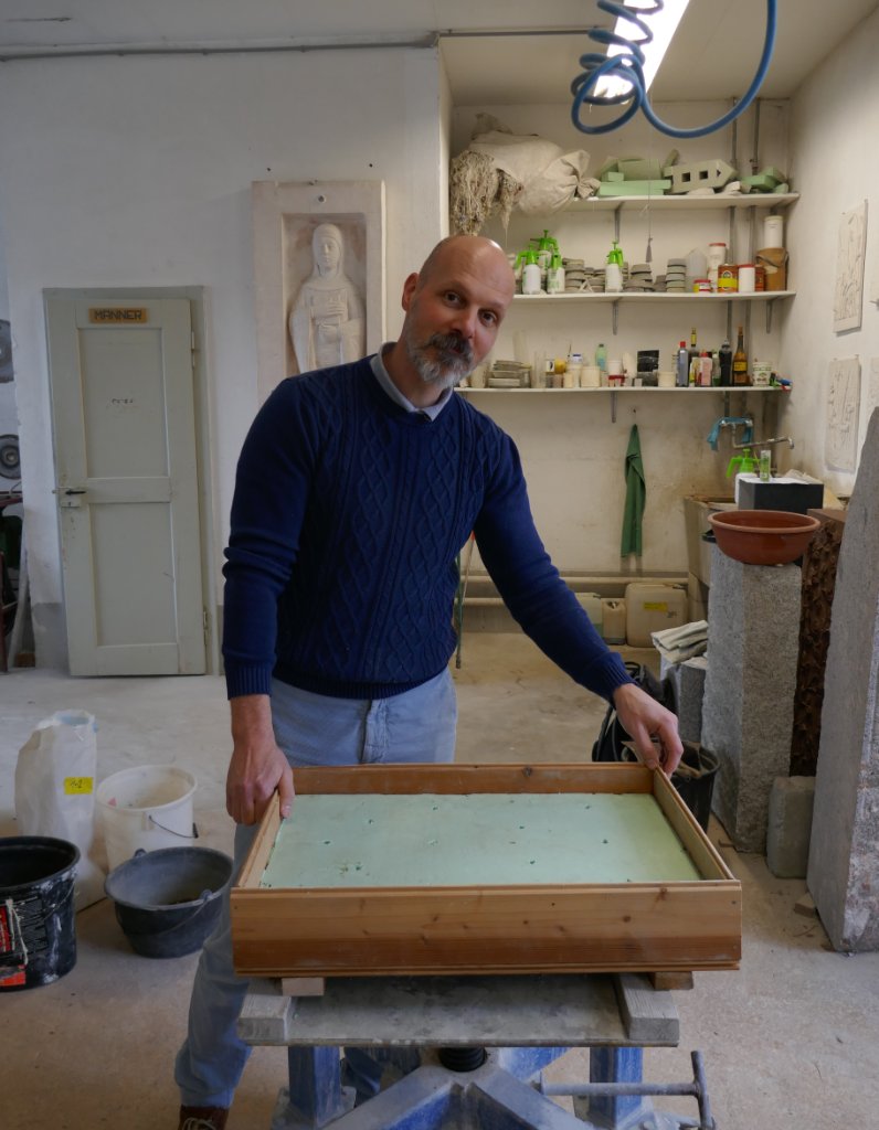Roger mit der vorbereiteten Kiste.