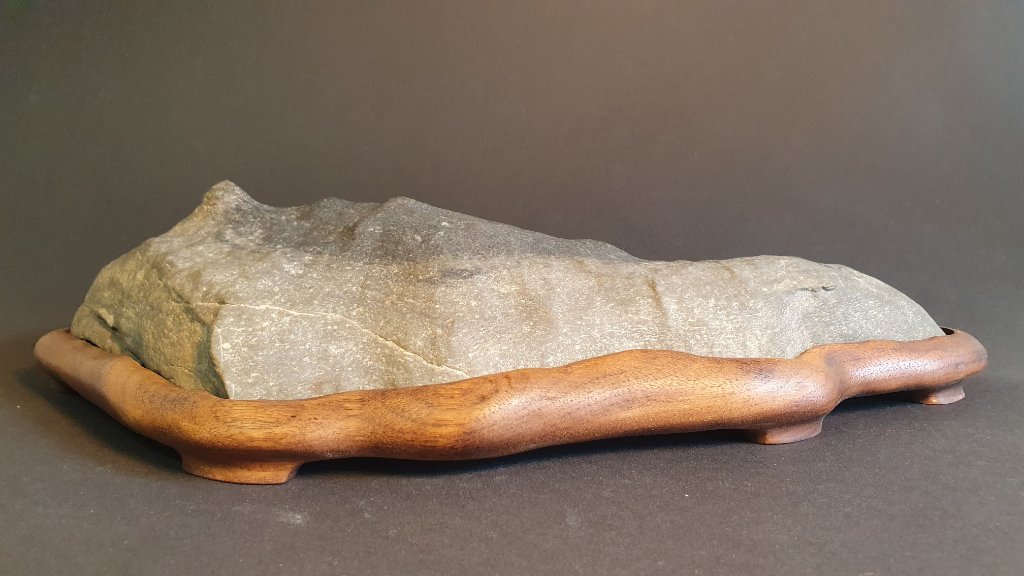Dieser Berg kommt von derselben Stelle wie der Vogel. Es ist dasselbe Material. Weil der Boden so schön flach und das Wetter die letzten Tage so mies war, habe ich bereits ein Daiza angefertigt. Breite inkl. Daiza 32 cm.