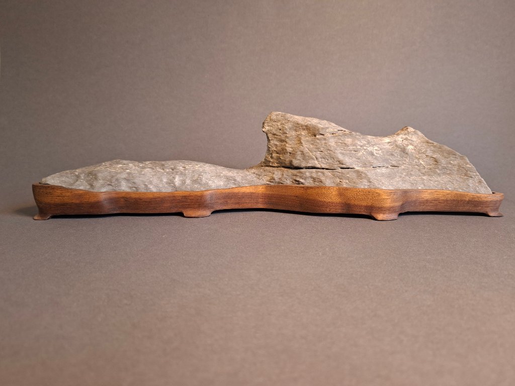Langberg. Dies ist ein sehr langer, schmaler Stein. Es erinnert mich an eine brechende Welle an einem Sandstrand.<br />Breite 39, Höhe 9, Tiefe 9 cm