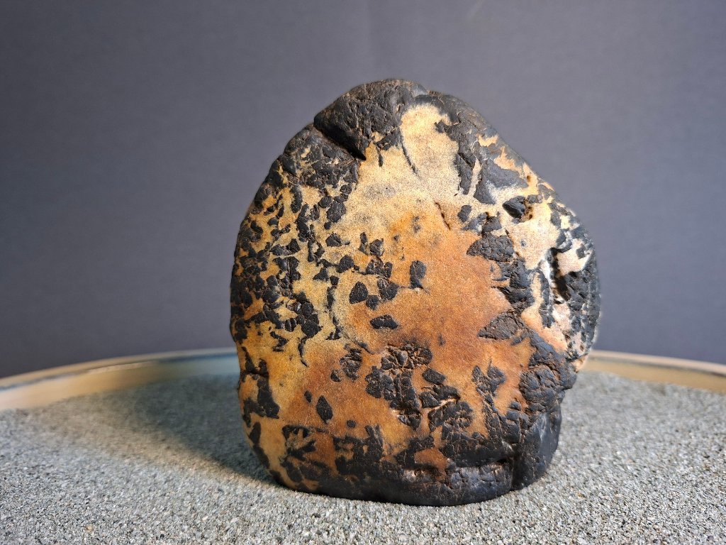 Von der Kiesbank im Rhein. Es ist ein Biseki. Mir gefallen die tiefschwarzen Muster auf dem hellen Stein ganz gut. Was für ein Mineral das ist, weiss ich nicht.<br />Breite 11, Höhe 12, Tiefe 6 cm
