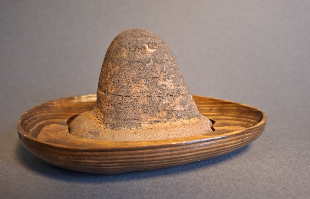 Sombrero aus der Wüste Marokkos. Als ich ihn gefunden habe, erinnerte er mich sofort an einen Hut. Nun habe ich ihm noch eine Krempe geschnitzt.<br />Breite (nur Stein) 10, Höhe 6, Tiefe 6 cm