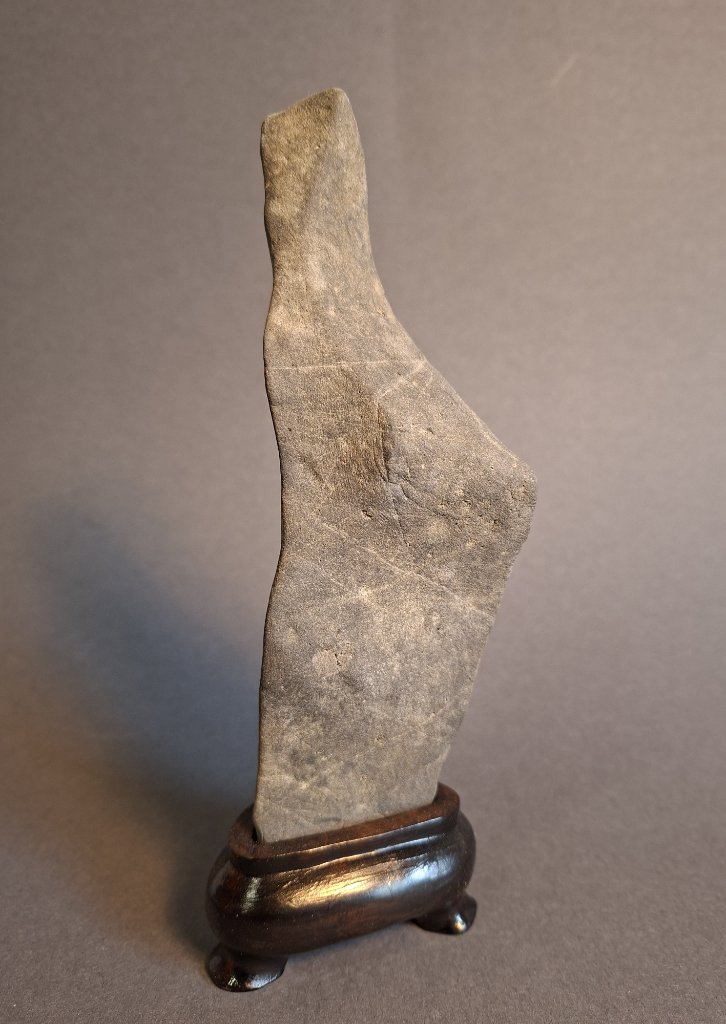 Abstrakte Figur. Es braucht etwas viel Fantasie um eine menschliche Figur darin zu erkennen :-) <br />Breite 6.5, Höhe 19, Tiefe 4.5 cm