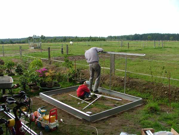 Das Fundament wurde auf schweren Betonteilen angeschraubt, die im Boden eingegraben sind.