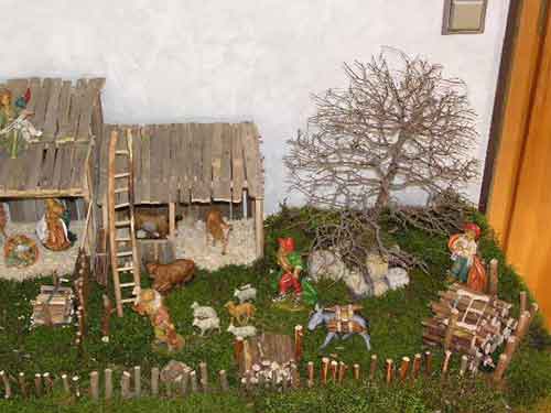 Außer den Figuren wurde alles in Handarbeit hergestellt: Die Zaunpfosten, die Holzstapel....und das Dach habe ich mit kleinen Löcher vorgebohrt und anschließend mit Holzdübeln durch die Schindeln befestigt. ( Spags-Schrauben vor 2000 Jahren....das sieht u