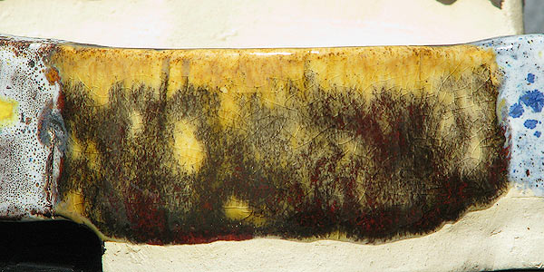 Closeup von der zerbröselten, Teil IV: Erste Schicht Botz "Goldaventurin", zweite Schicht Welte "Feuerrot". Geniales Resultat, aber das Craquelée beunruhigt mich schon irgendwie... Trotzdem werd ich meine "kursive" Schale so glasieren.
