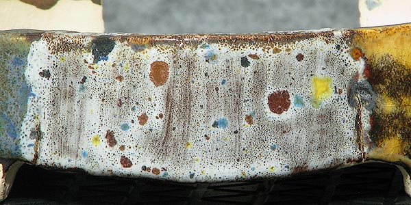 Closeup von der zerbröselten, Teil III: Erste Schicht Botz "Goldaventurin", zweite Schicht Botz "Konfetti". Irgendwie ist Konfetti für sowas nicht so der Bringer.