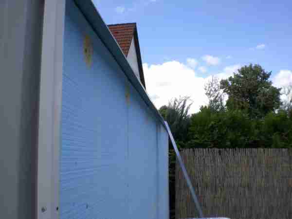 Anbringen eines Traufbleches, um die Wand vor Regen zu schützen
