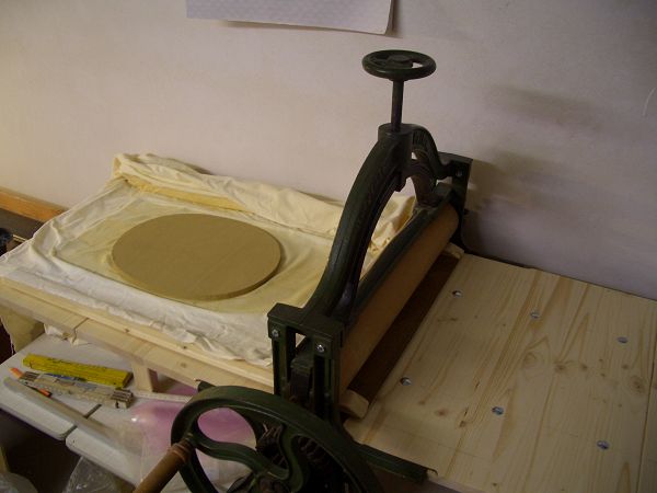Schalenboden mit Schablone schon ausgeschnitten