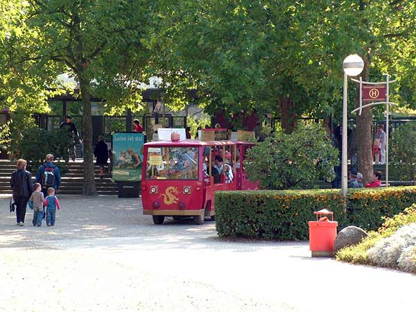 Jo, das wäre dann der Treffpunkt. Parkseite, mit HE im Hintergrund
