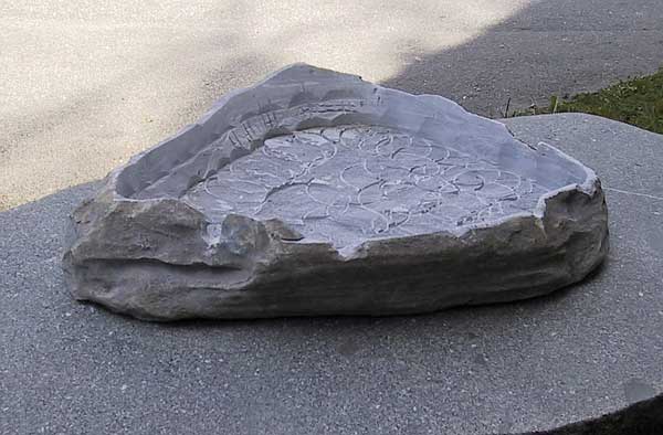 Steinschale, Länge 95 cm, Höhe 15cm, Gewicht ca. 30 kg (im Bild noch ohne Löcher)