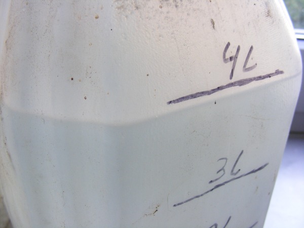 ... den Kanister mit 4l Wasser gefüllt... und danach Dünger zugeben....
