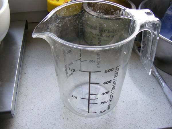 ...Dazu benutze ich diesen Messbecher... schön ausspülen.... et voilà, fertisch ist die gut Düngerlösung!